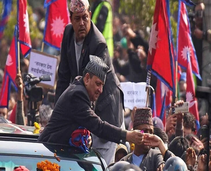 नेपाल में फिर गूंजा राजशाही का नारा: गद्दी से हटाए गए राजा ज्ञानेंद्र की वापसी पर उमड़ा जनसैलाब