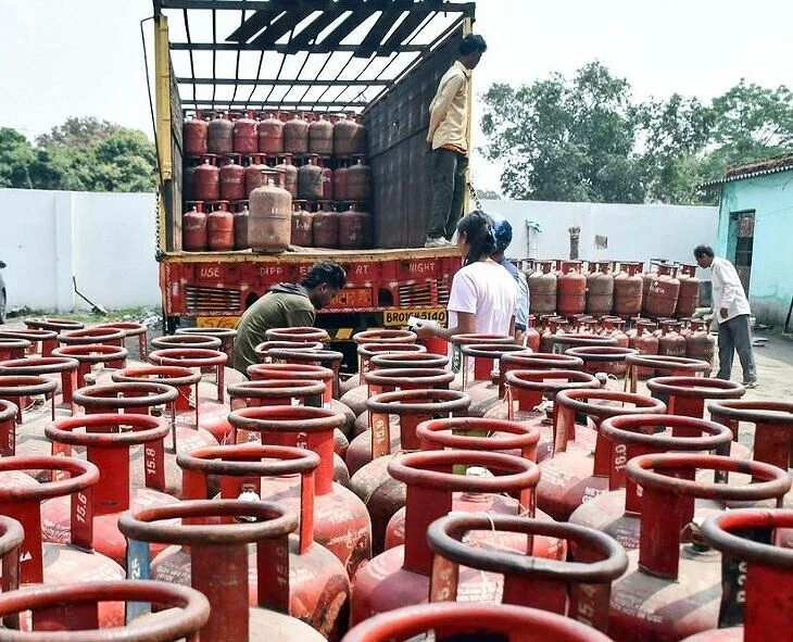 LPG उत्पादन में आत्मनिर्भरता की ओर बढ़ते कदम और कालाबाजारी पर सरकार का कड़ा प्रहार