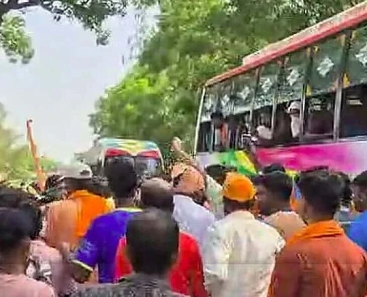 যোগীর সভার পরেই বিজেপি কর্মীদের বাসে হামলা