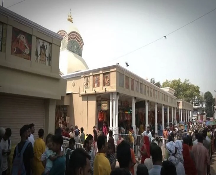 নতুন বছরে মন্দিরে মন্দিরে উপচে পড়ল ভিড়