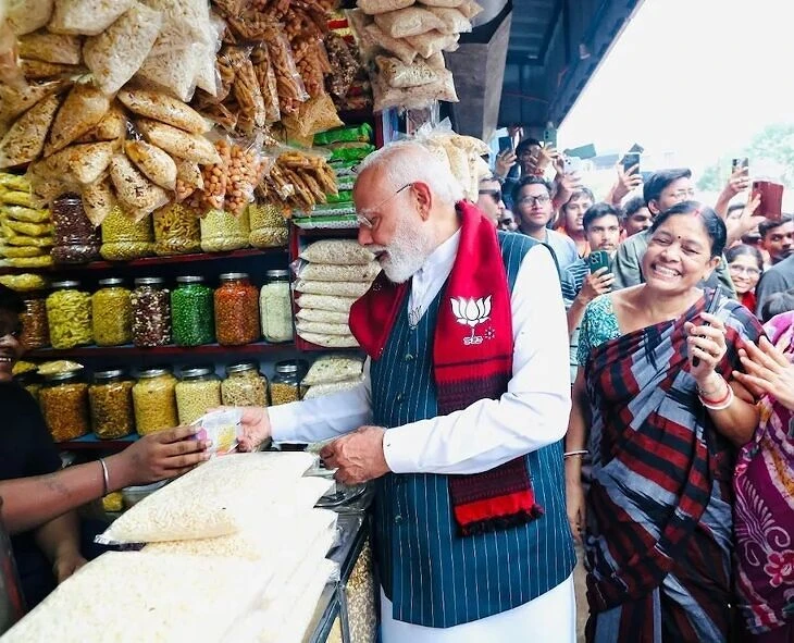 बंगाल की नब्ज थामने की कोशिश या सिर्फ चुनावी स्वाद, पीएम मोदी की झालमुड़ी पॉलिटिक्स पर सबकी नजर!