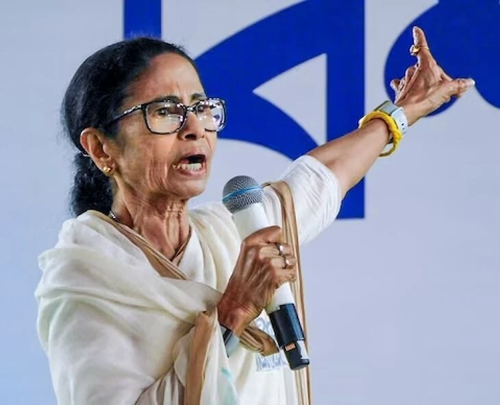 দল ছাড়তে চাইলে আটকাবেন না, পাপের ভয়েই পলায়ন! বৈঠকে বিস্ফোরক মমতা