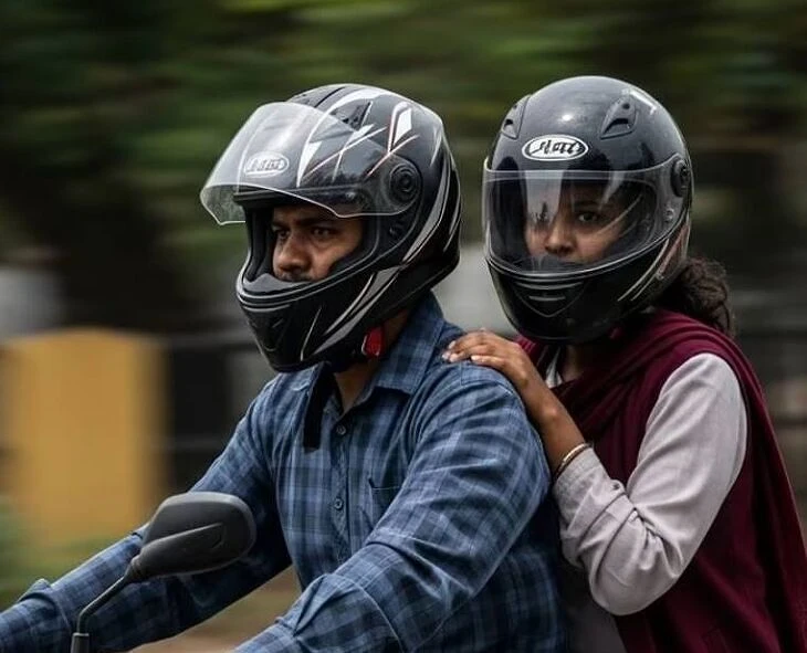बाइक पर पीछे बैठने वाले ने नहीं लगाया हेलमेट तो कटेगा चालान